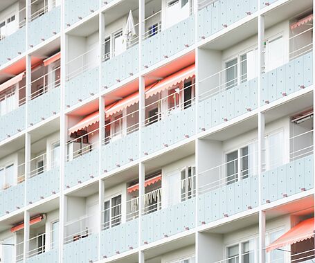Wohnblock mit Seitenansicht auf die Balkone