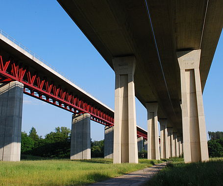 Eine Eisenbrücke in Thüringen, perspektivische Aufnhame von unten